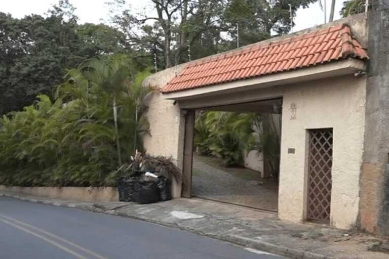 Quadrilha armada rende família de policial durante assalto em Cotia quadrilha-armada-rende-familia-de-policial-durante-assalto-em-cotia