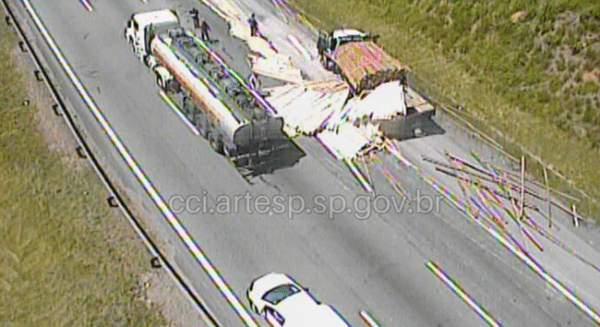 Rodoanel: Carreta bate em caminhão, foge e carga fica espalhada na via rodoanel:-carreta-bate-em-caminhao,-foge-e-carga-fica-espalhada-na-via