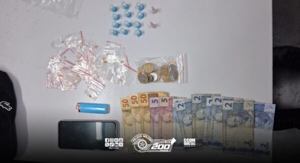 Traficante é identificado através da polícia vendendo drogas no Centro de Cotia traficante-e-flagrado-pela-policia-vendendo-drogas-no-centro-de-cotia