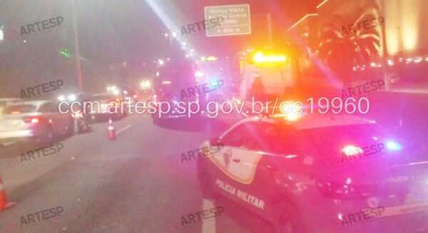 Pedestre atravessa fora da passarela e morre atropelado na Raposo Tavares pedestre-atravessa-fora-da-passarela-e-morre-atropelado-na-raposo-tavares