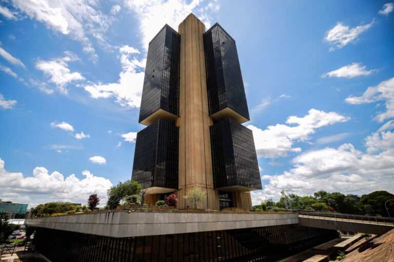 “previa-do-pib”-recua-0,2%-em-julho,-diz-banco-central